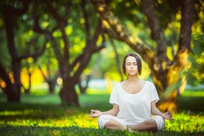 比赛前一晚召开战术动员会统一思想明确分工保持队形紧凑，比赛前准备活动怎么做